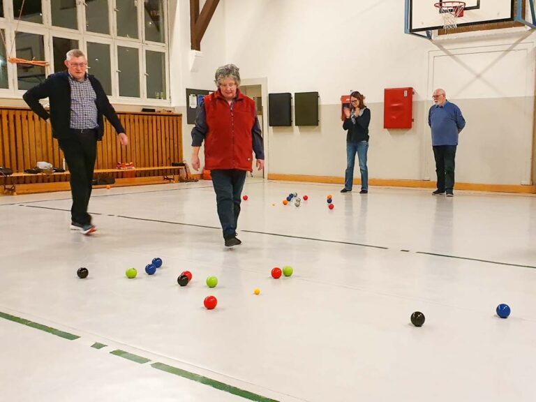 Boule in der Turnhalle